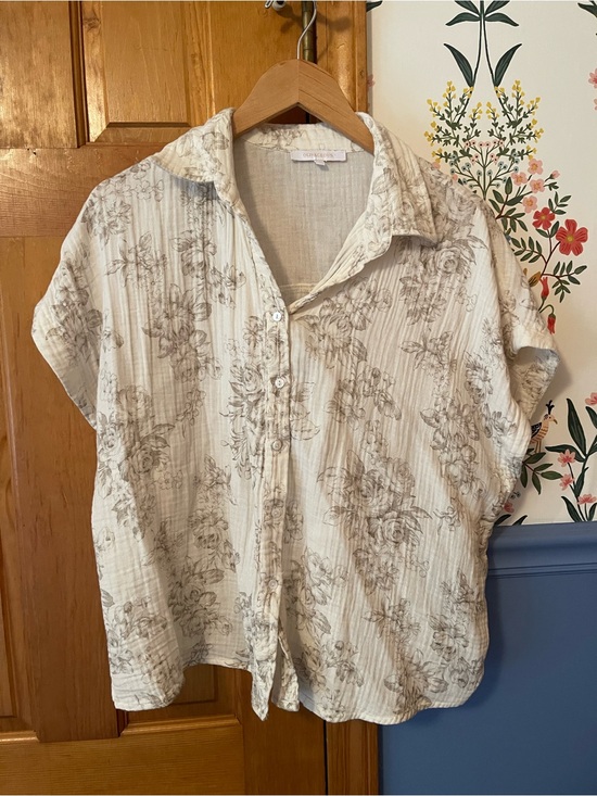 Olivaceous Tops - Olivaceous Brand Light Floral Button-Up Shirt in Cream and Taupe